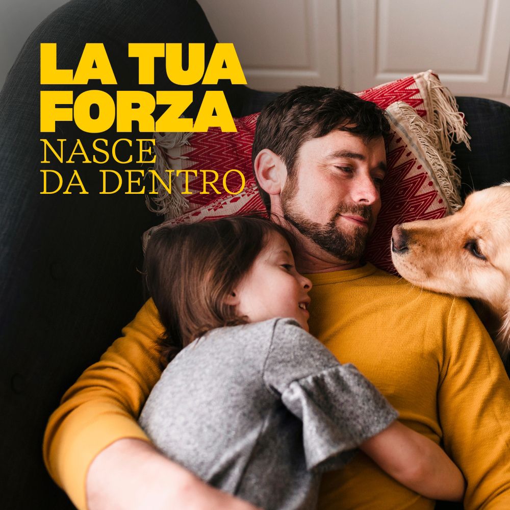 Ein Mann, ein Kind und ein Hund kuscheln auf einem Sofa. "Deine Kraft kommt von innen".