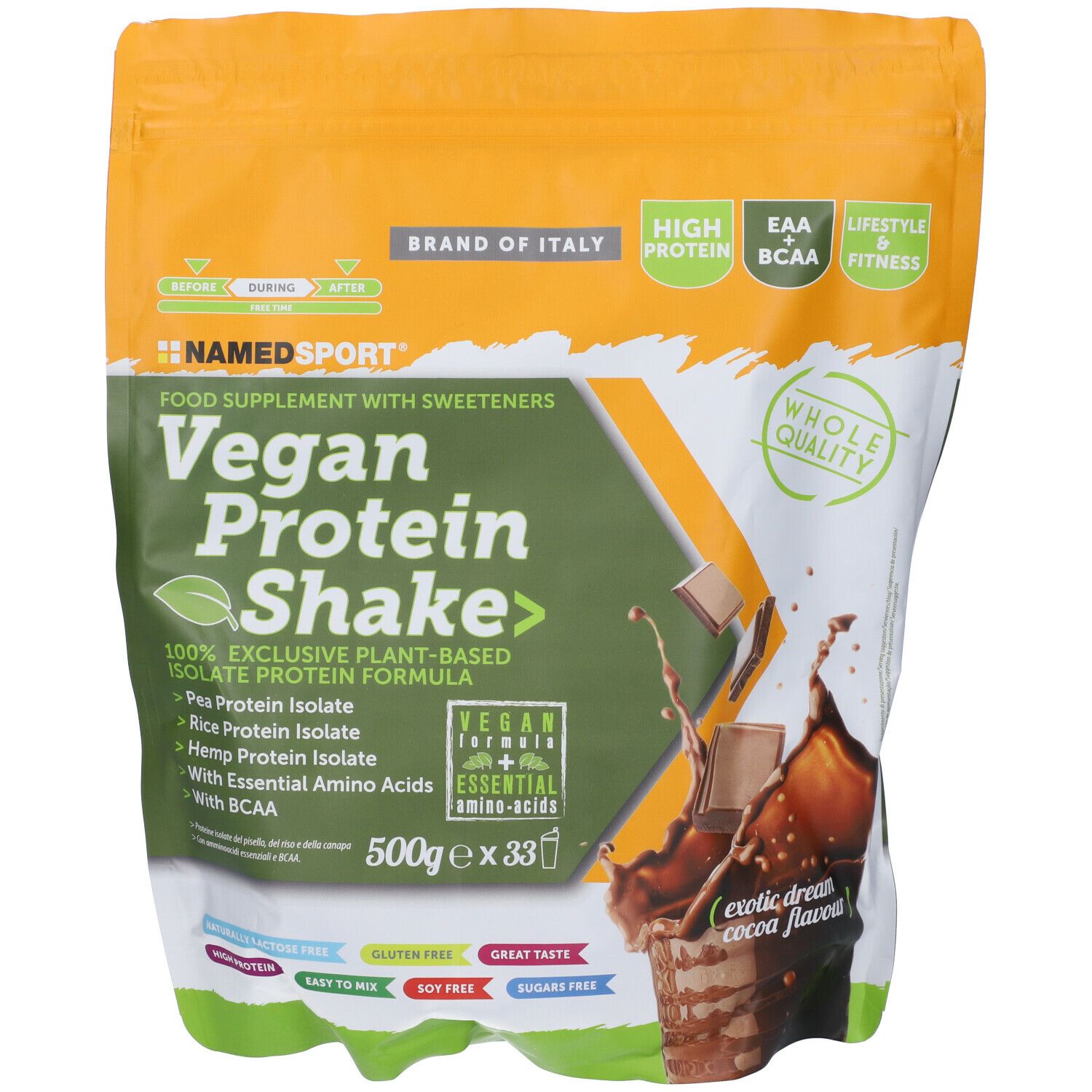 Sachet de Vegan Protein Shake. Étiquette verte et blanche avec nom du produit, ingrédients et logo. Éclaboussure de shake brun.