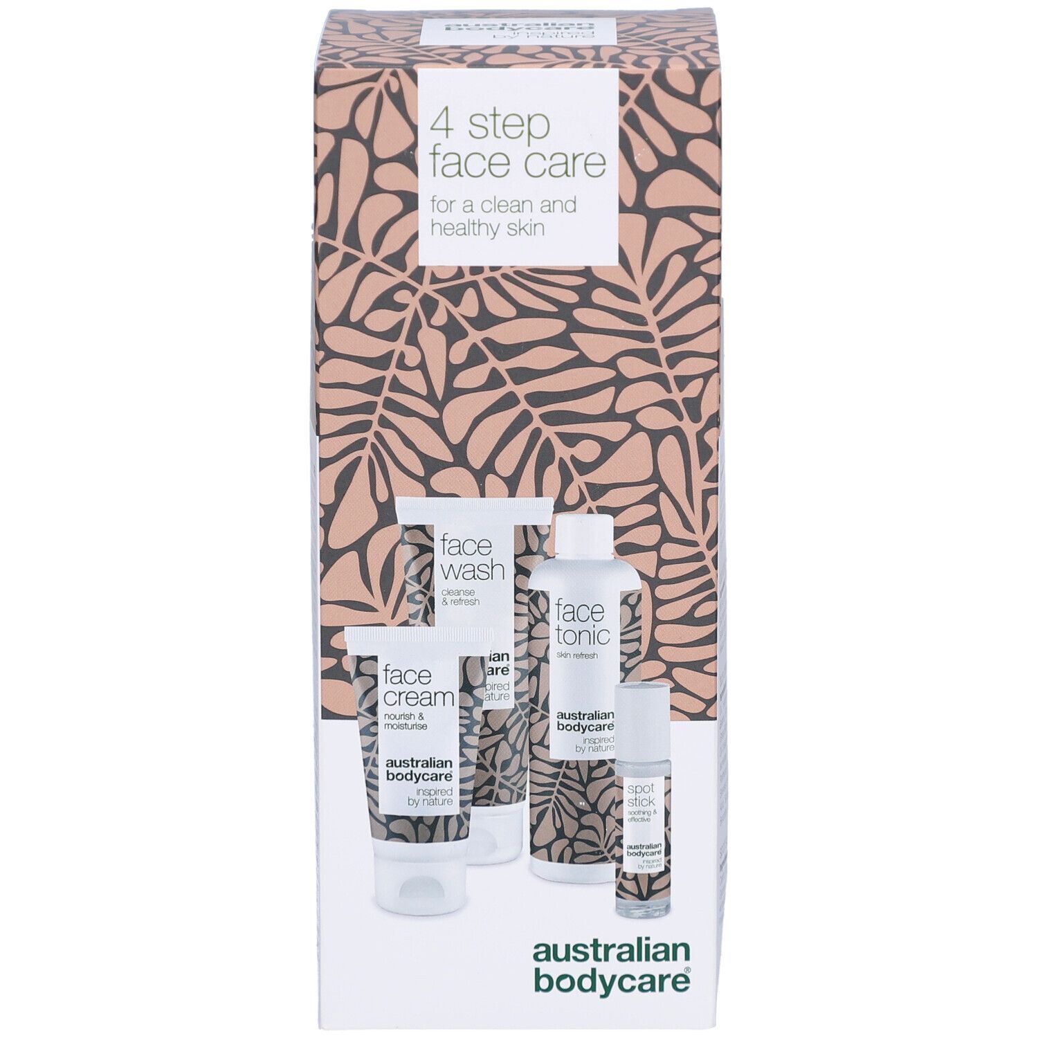 Kartonverpackung mit vier Gesichtspflegeprodukten. Produkte: Face Wash, Face Tonic, Face Cream, Spot Stick. Hintergrundmuster.