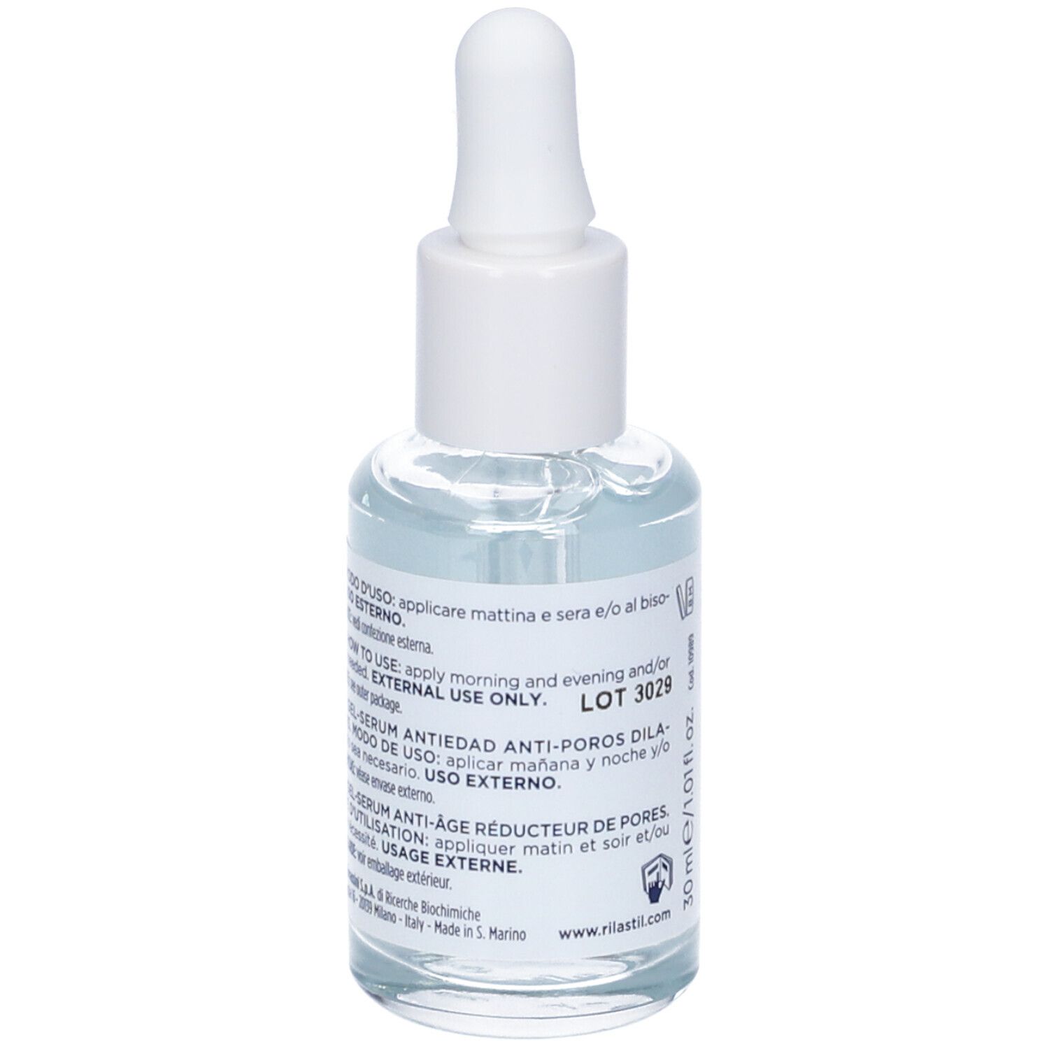 Gros plan d'un flacon en verre transparent avec bouchon blanc et pipette. Étiquettes bleues avec texte.