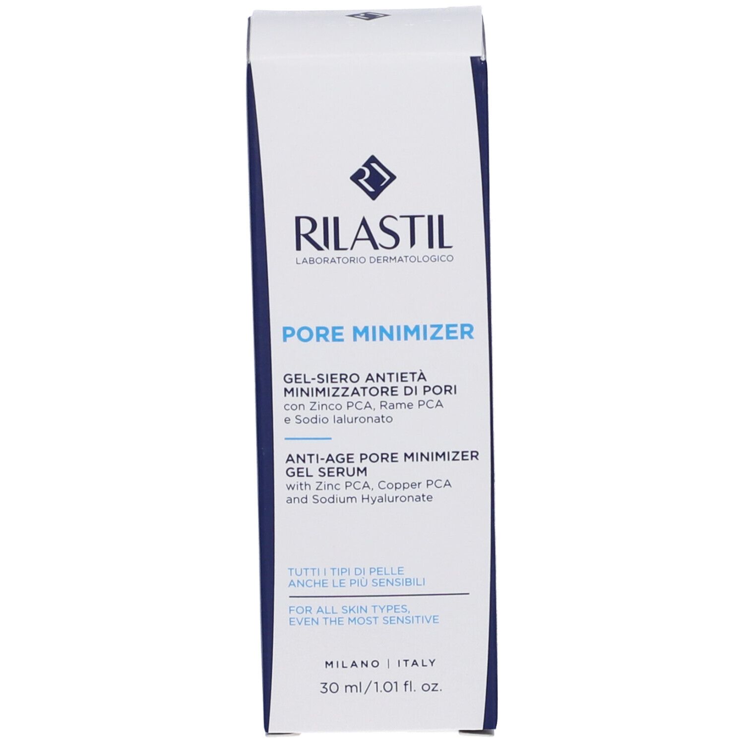 Emballage du produit. Boîte blanche avec accent bleu. Nom du produit : Pore Minimizer. Texte : Pour tous les types de peau, même les plus sensibles.