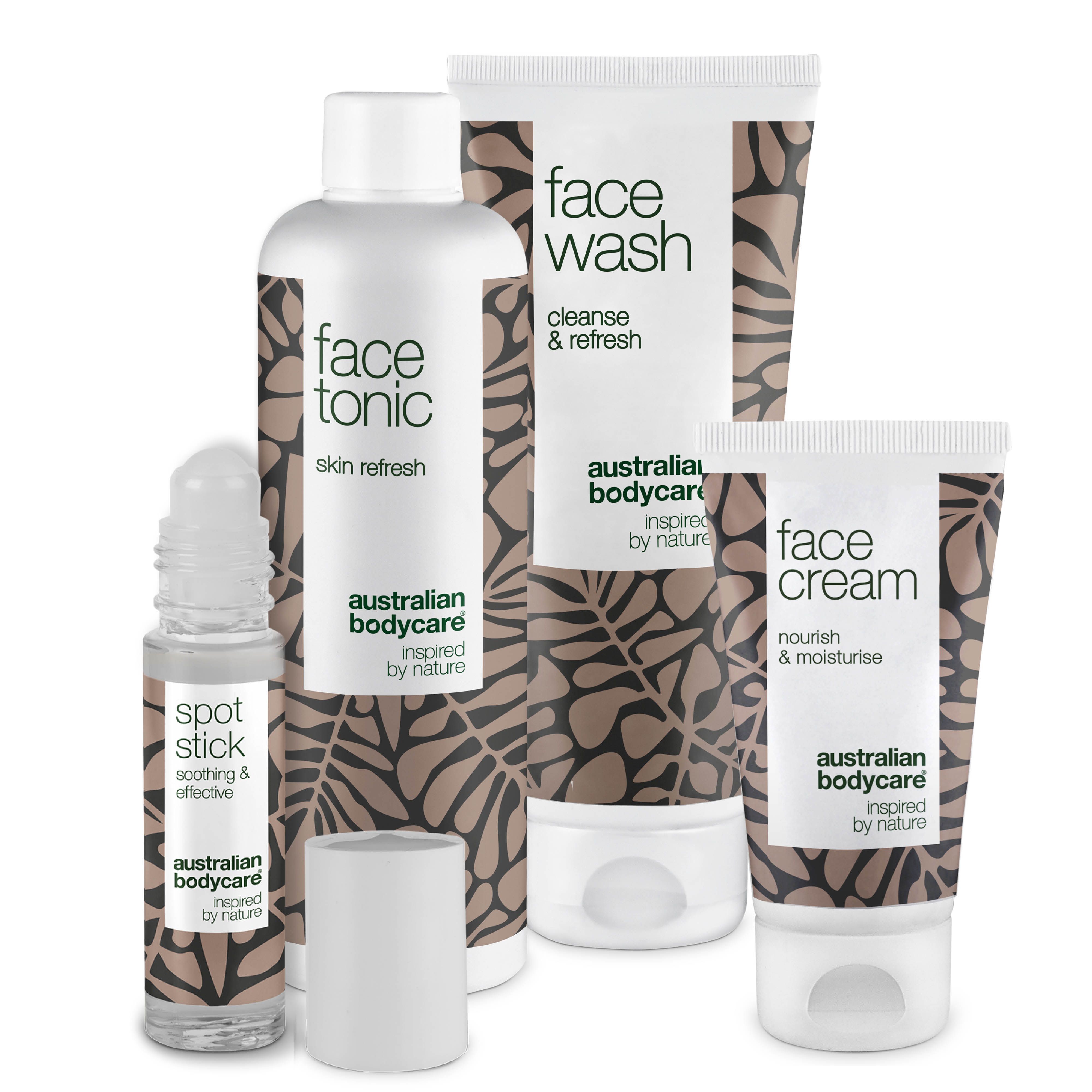 Set mit Face Wash, Face Tonic, Spot Stick und Face Cream. Weiße Verpackung mit braunen Blättern. Text: Australian Bodycare.