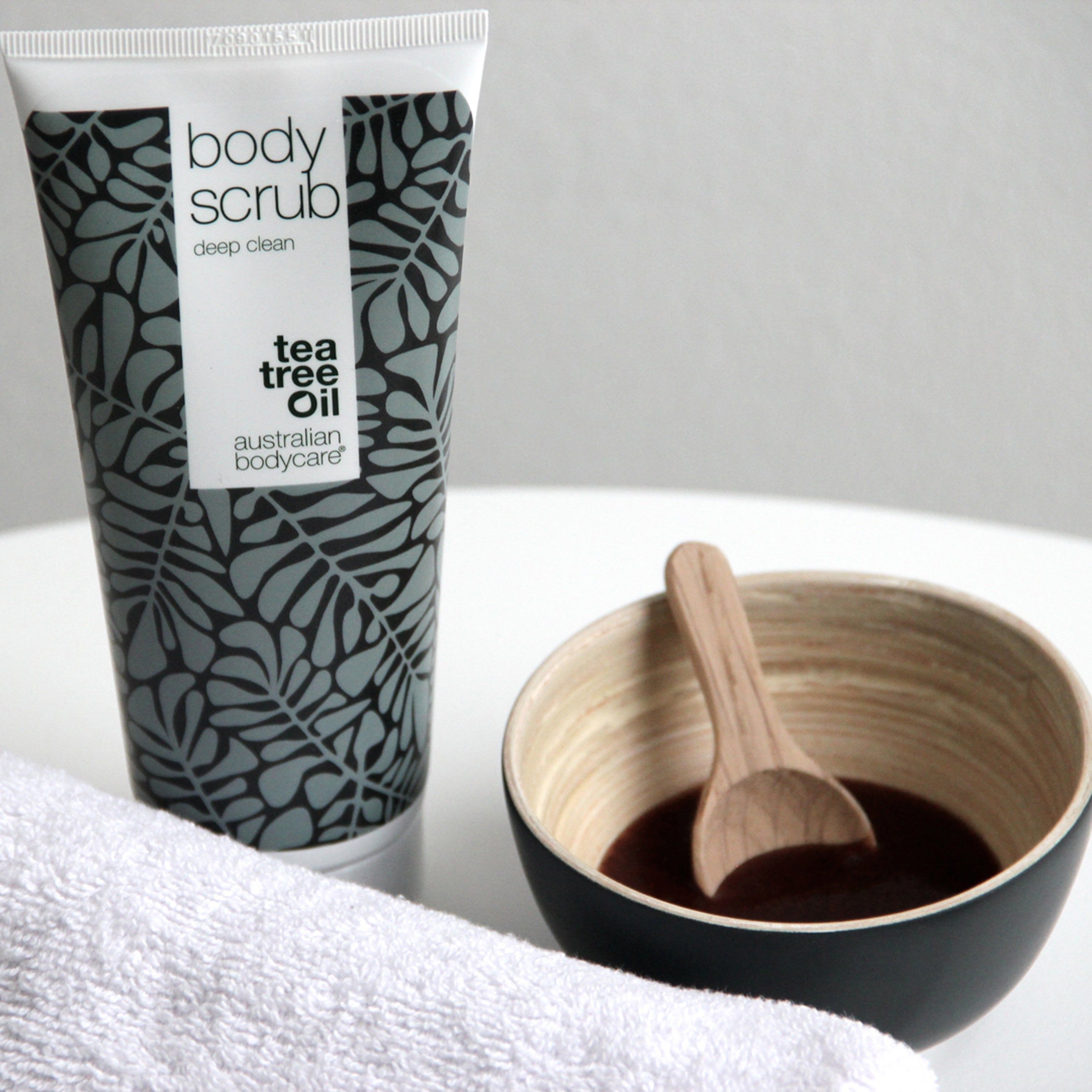 Tube « Body Scrub », à côté, bol avec gommage et cuillère en bois. Marque : Australian Bodycare.
