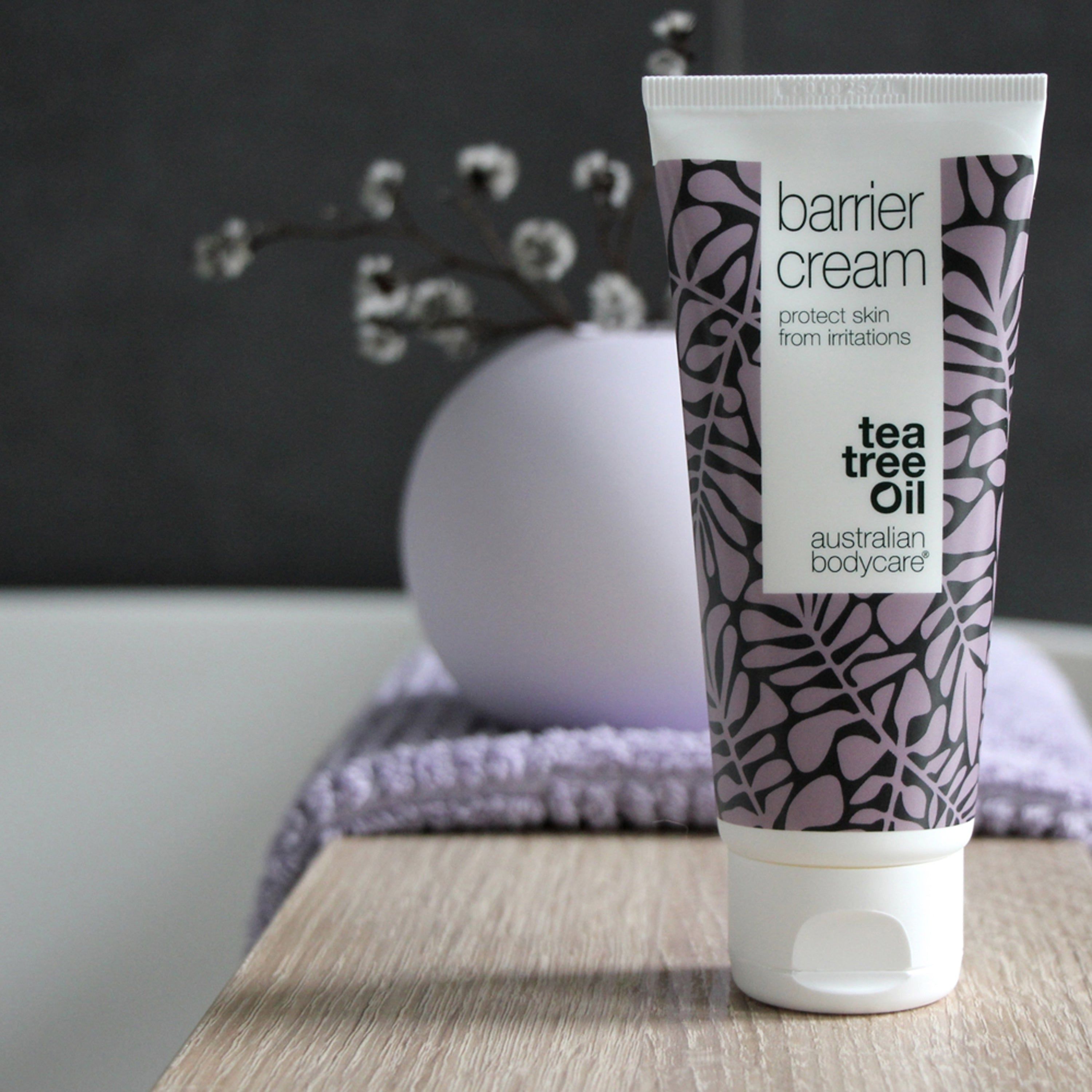 Tube de crème avec motif floral. Inscription : Barrier Cream, protège des irritations. Marque : Australian Bodycare.