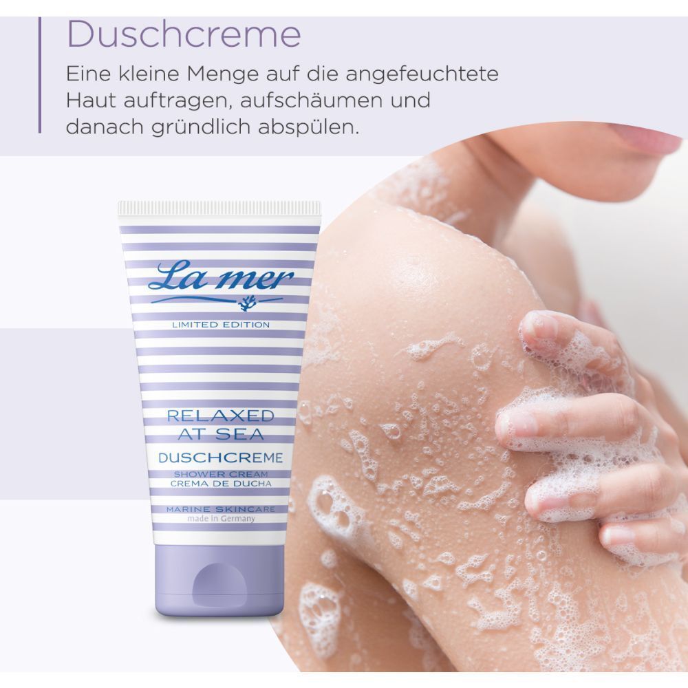 Tube de crème de douche La mer à côté d'une personne qui se lave avec de la mousse. Texte : Relaxed at Sea Duschcreme. Marine Skincare.