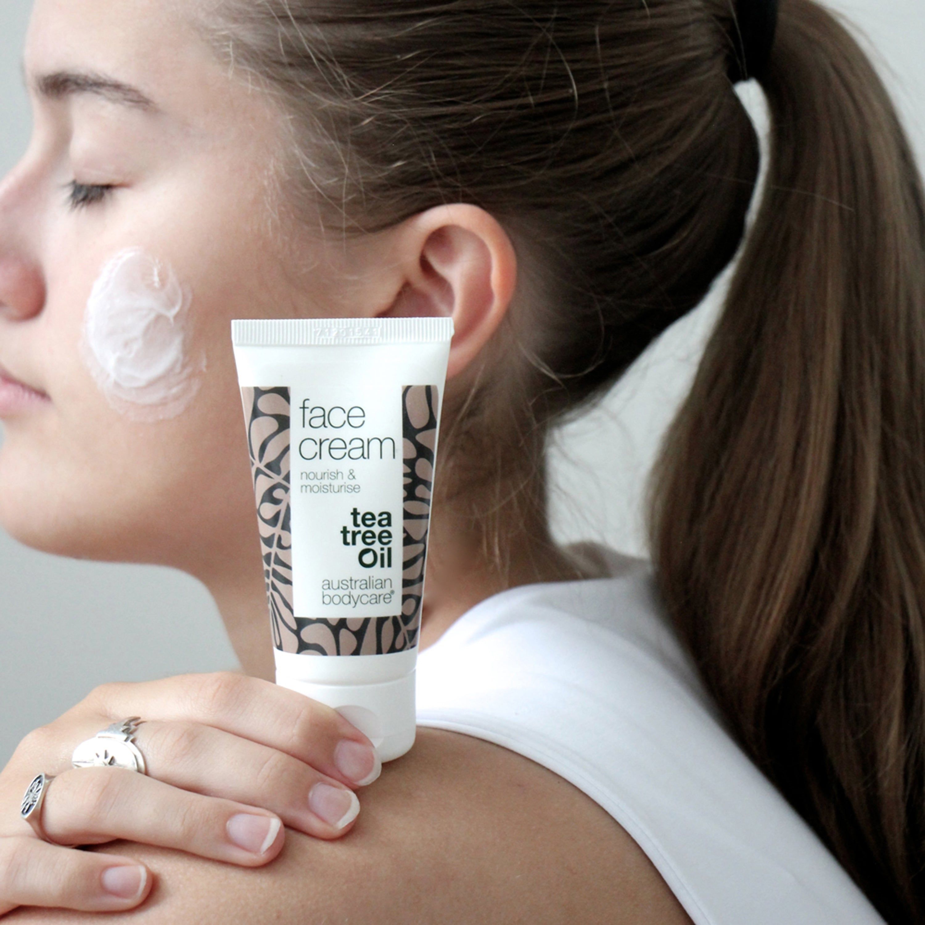 Creme-Tube mit weißem Deckel. Aufschrift: Face Cream, Tea Tree Oil, Australian Bodycare.