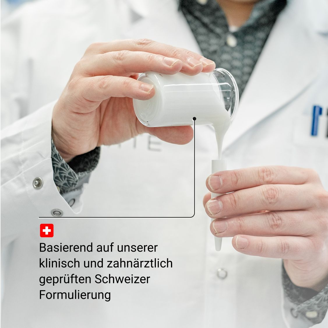 Person gießt weiße Flüssigkeit in einen Behälter. Text: Basierend auf klinisch geprüfter Schweizer Formulierung.