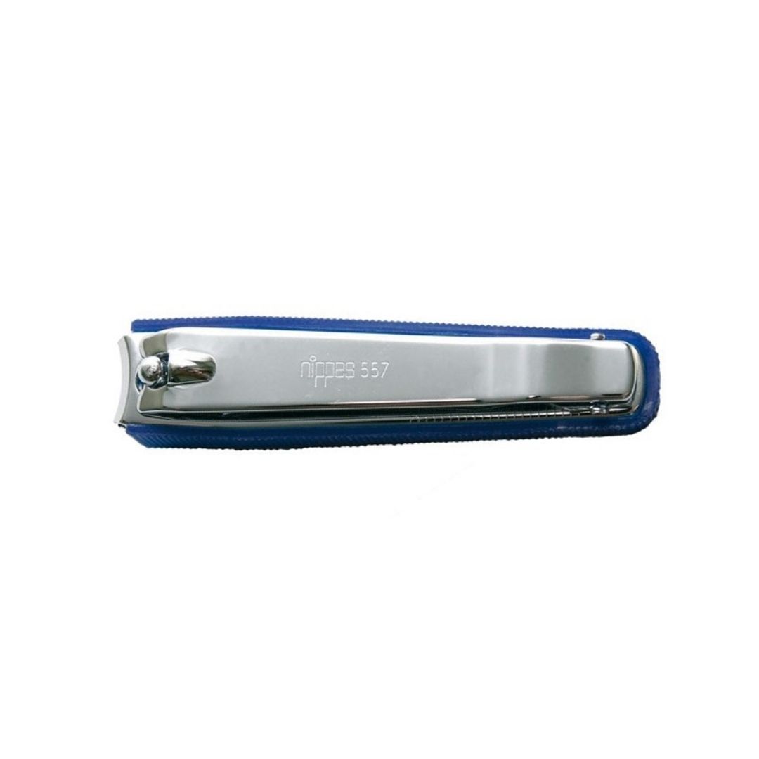 Coupe-ongles avec manche bleu. Outil de coupe argenté. Inscription : nippes 557.