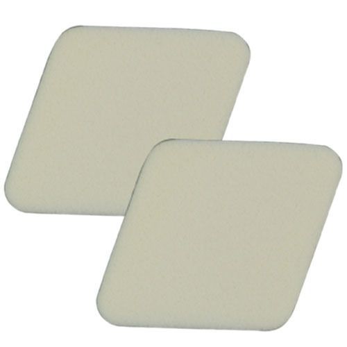 Zwei rautenförmige Make-up-Schwämme in Beige. Weiche, poröse Textur. Abgerundete Ecken.