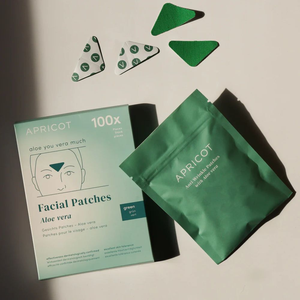 Emballage et sachet de patchs faciaux APRICOT. Patchs triangulaires verts. Texte: Aloe vera, 100x.