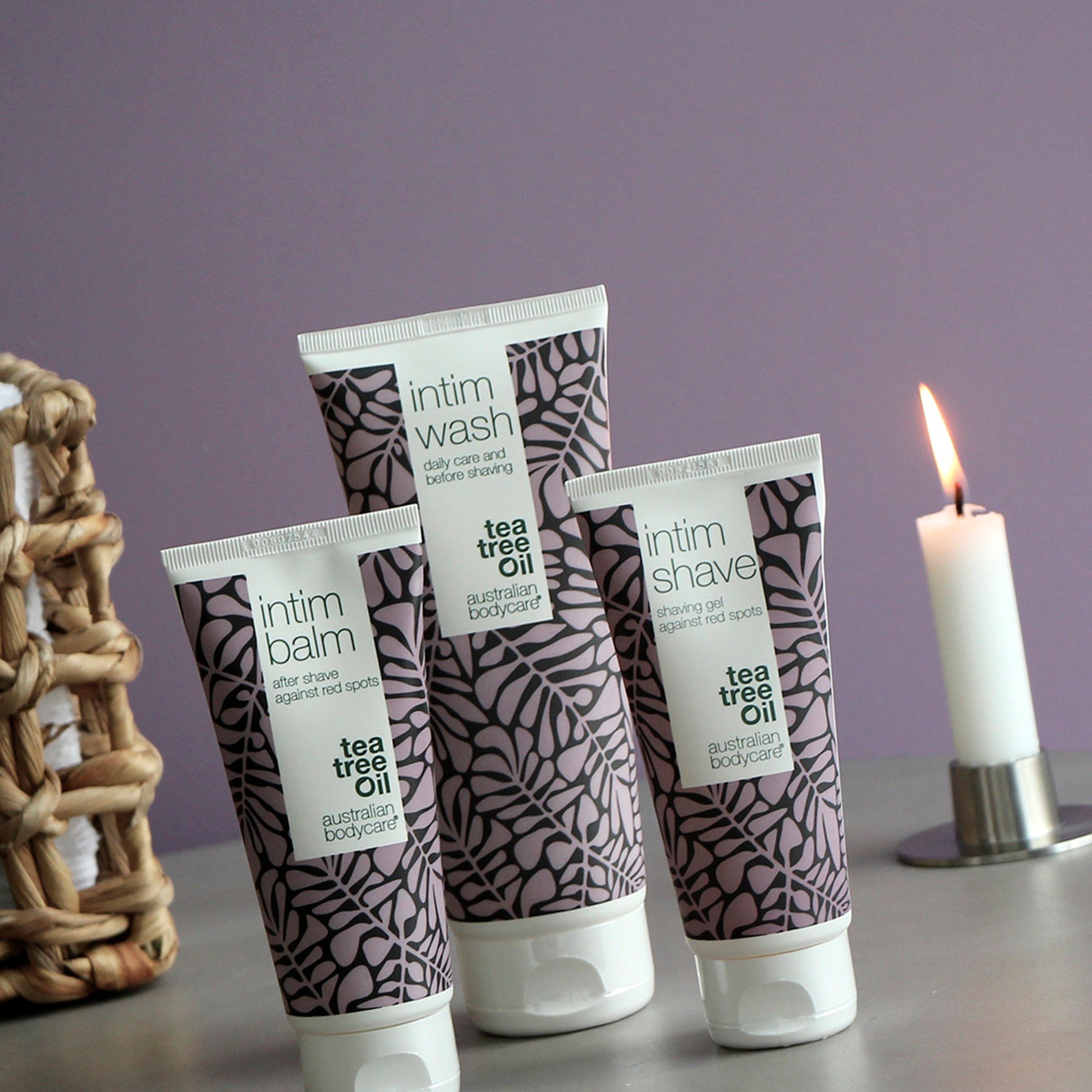 Vier Tuben und eine Kerze. Marke: Australian Bodycare. Text: intim balm, intim shave, intim wash.