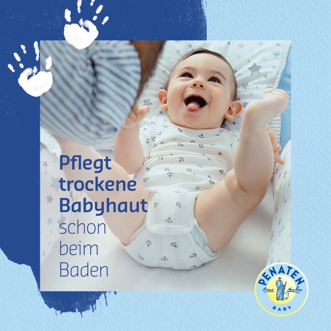 Ein Baby liegt auf dem Rücken. Text: Pflegt trockene Babyhaut schon beim Baden. Penaten Baby Logo.