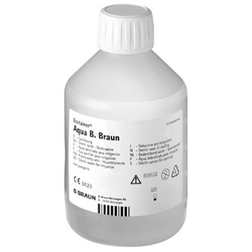 Flacon avec bouchon blanc. Inscription: Aqua B. Braun. Étiquette avec informations produit et marquage CE.