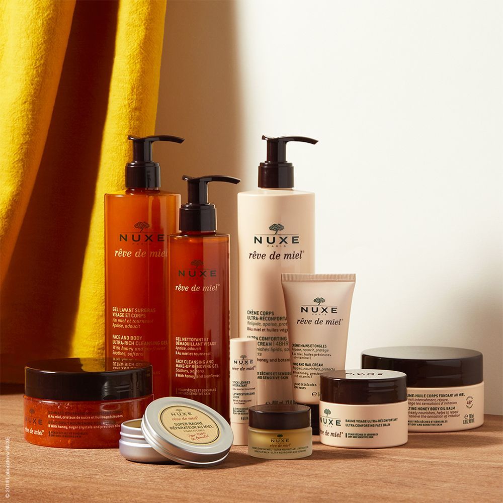 Divers produits NUXE Rêve de Miel. Flacons, pots et tubes. Emballages beiges et bruns.