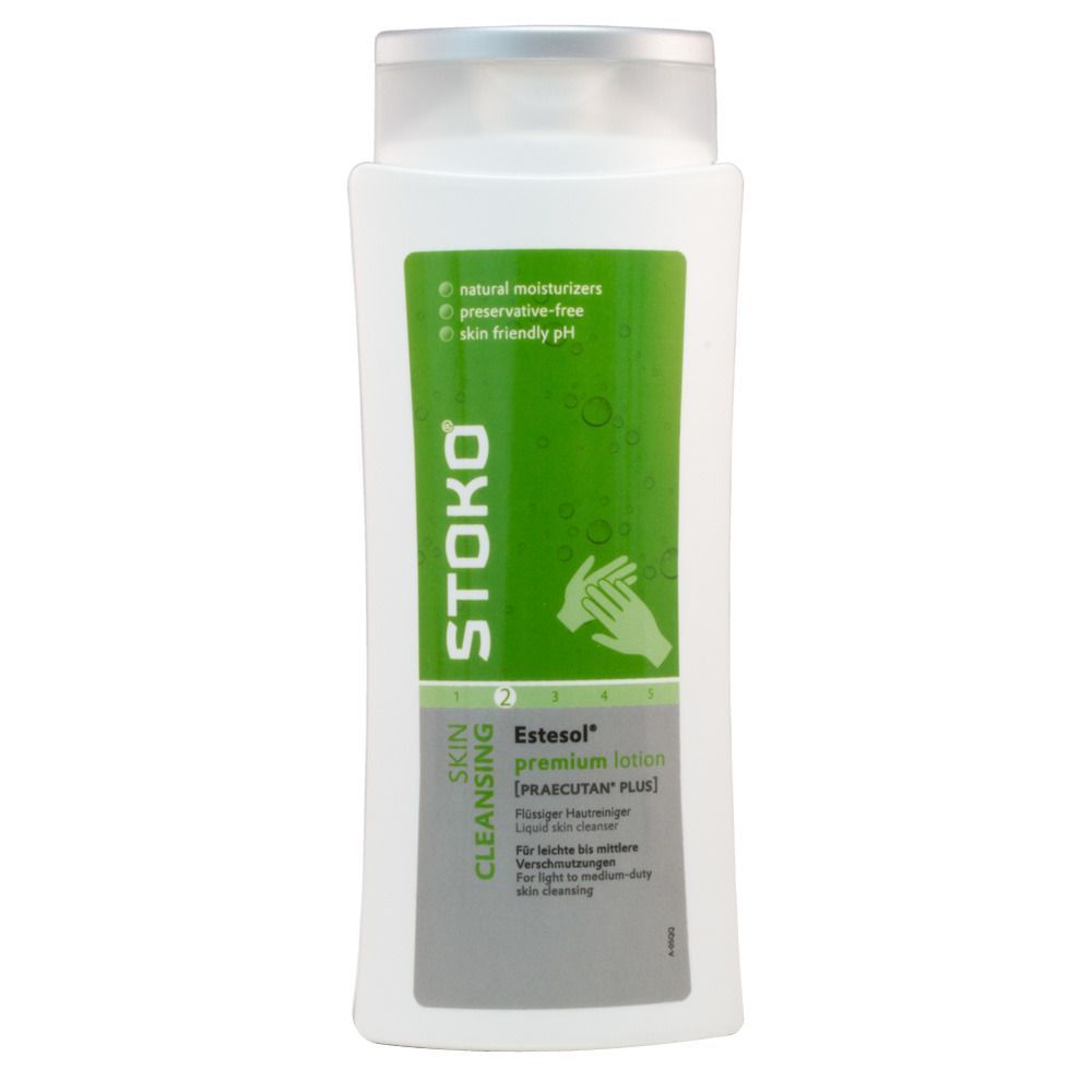 Flacon blanc avec étiquette verte. Inscription : STOKO, Estesol premium lotion, nettoyage de la peau. Contient des hydratants naturels.
