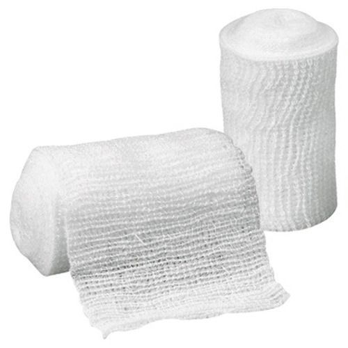 Deux rouleaux de bandage de fixation élastique blanc à mailles grossières. Un rouleau déroulé.