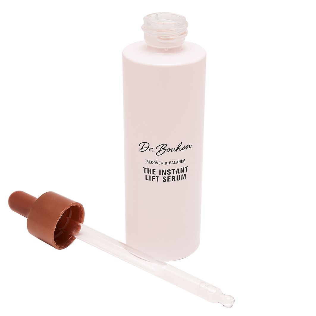 Leere rosa Flasche mit braunem Deckel und Pipette. Aufschrift: Dr. Bouhon, THE INSTANT LIFT SERUM.