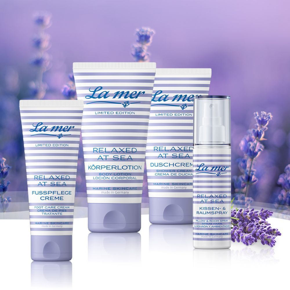 Divers produits La mer. Texte : Relaxed at Sea. Produits : Crème pour les pieds, lotion pour le corps, crème de douche, spray d'oreiller. Lavande.