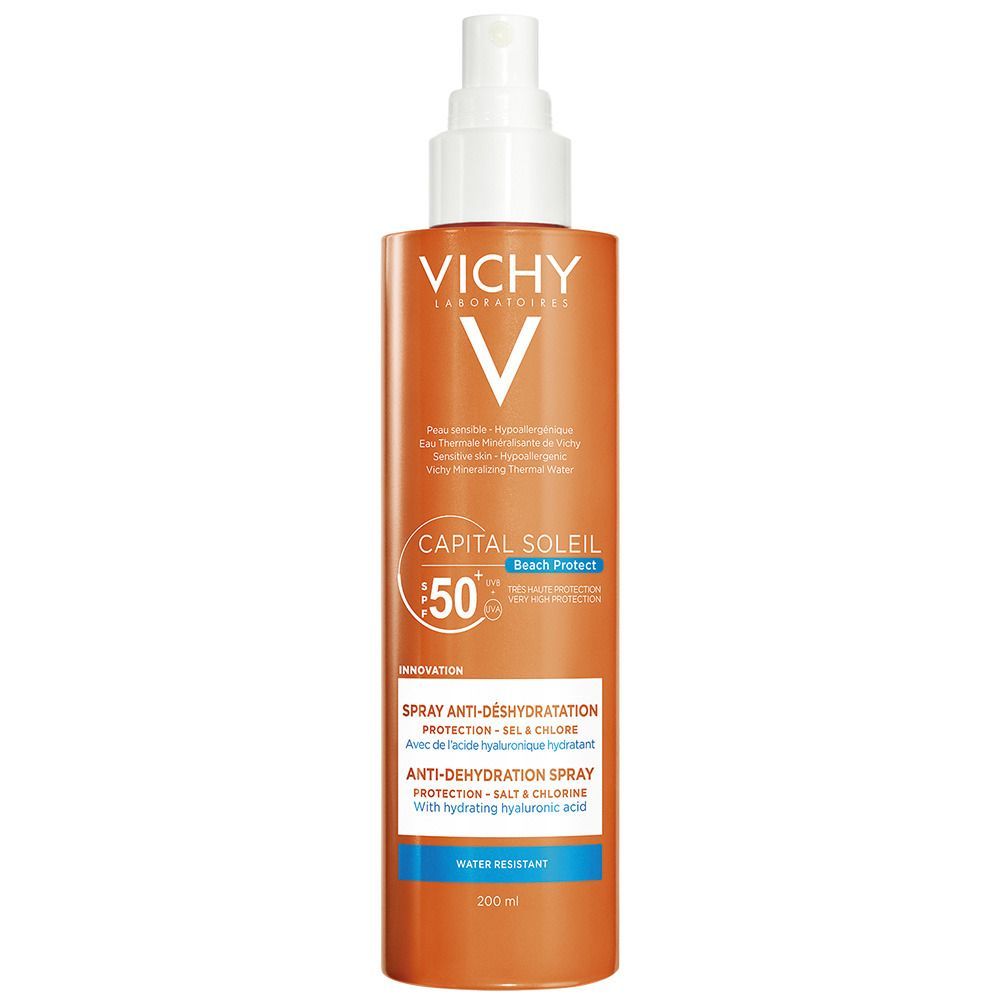 Flacon spray orange avec tête blanche. Inscriptions: VICHY, CAPITAL SOLEIL, SPF 50. Spray anti-déshydratation. Résistant à l'eau.