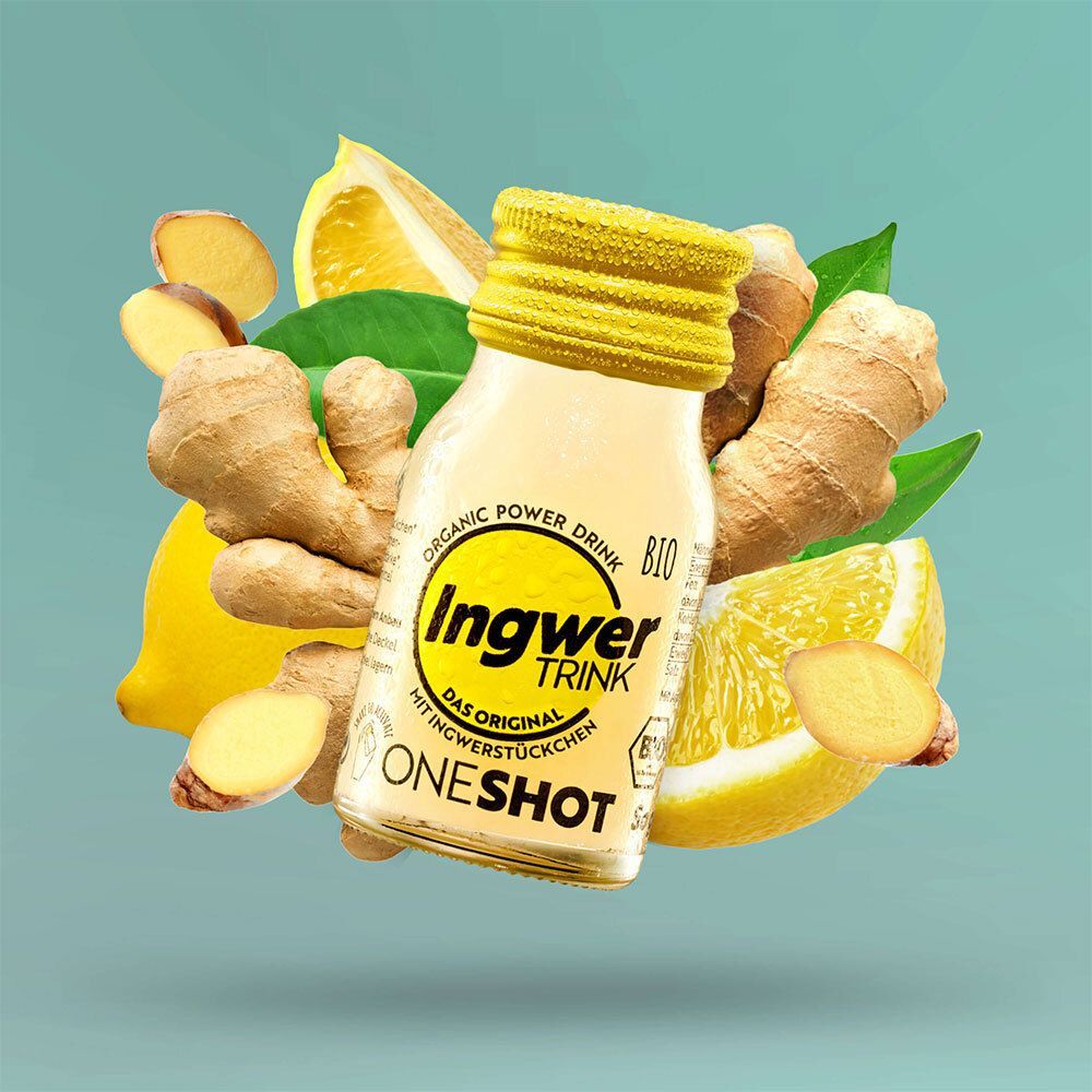 Eine Flasche Ingwer Shot Classic mit Ingwer, Zitronen und Blättern. Auf der Flasche steht Ingwer Shot Classic und BIO.