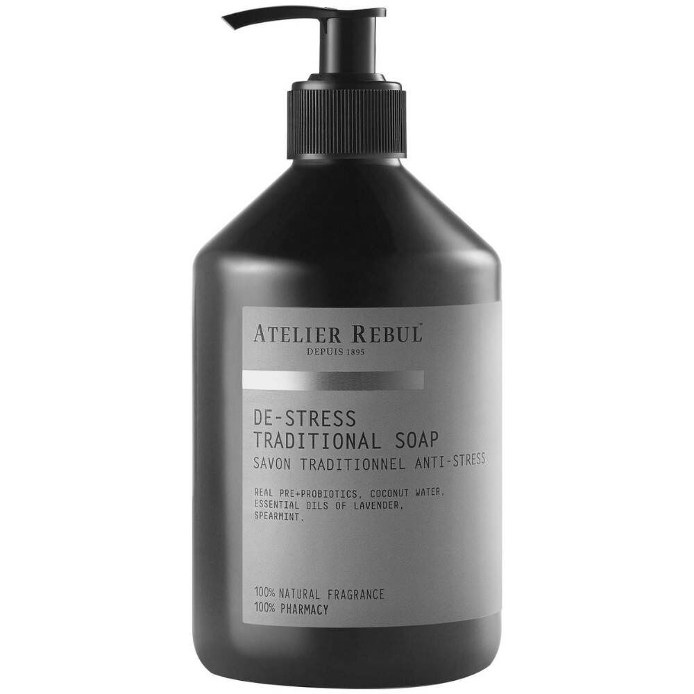 Flacon noir avec pompe. Inscription : ATELIER REBUL, DE-STRESS TRADITIONAL SOAP. Contient des huiles essentielles.