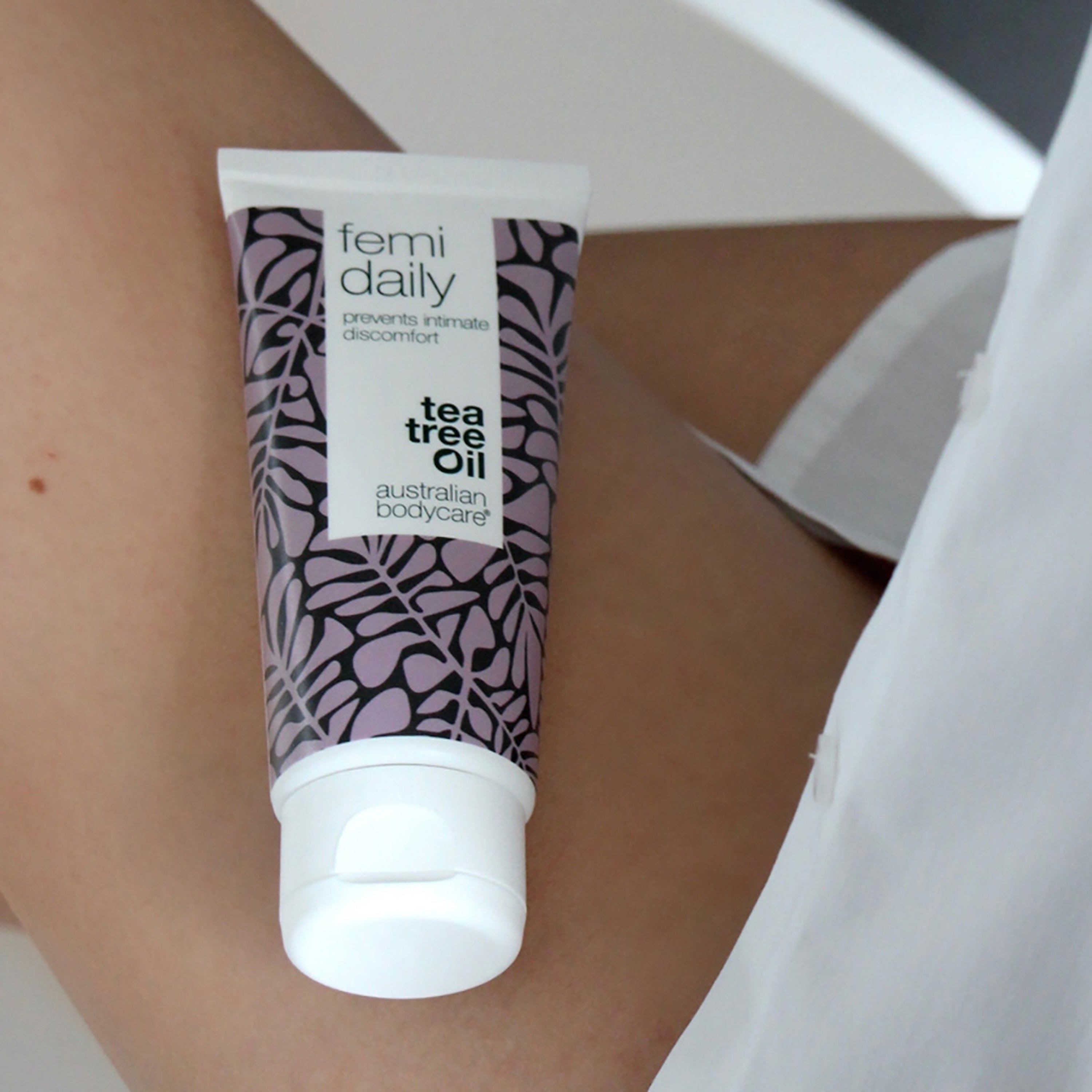 Tube de crème hydratante intime. Bouchon blanc, motif violet. Texte : Femi Daily, Intimate Moisturiser, Australian Bodycare.