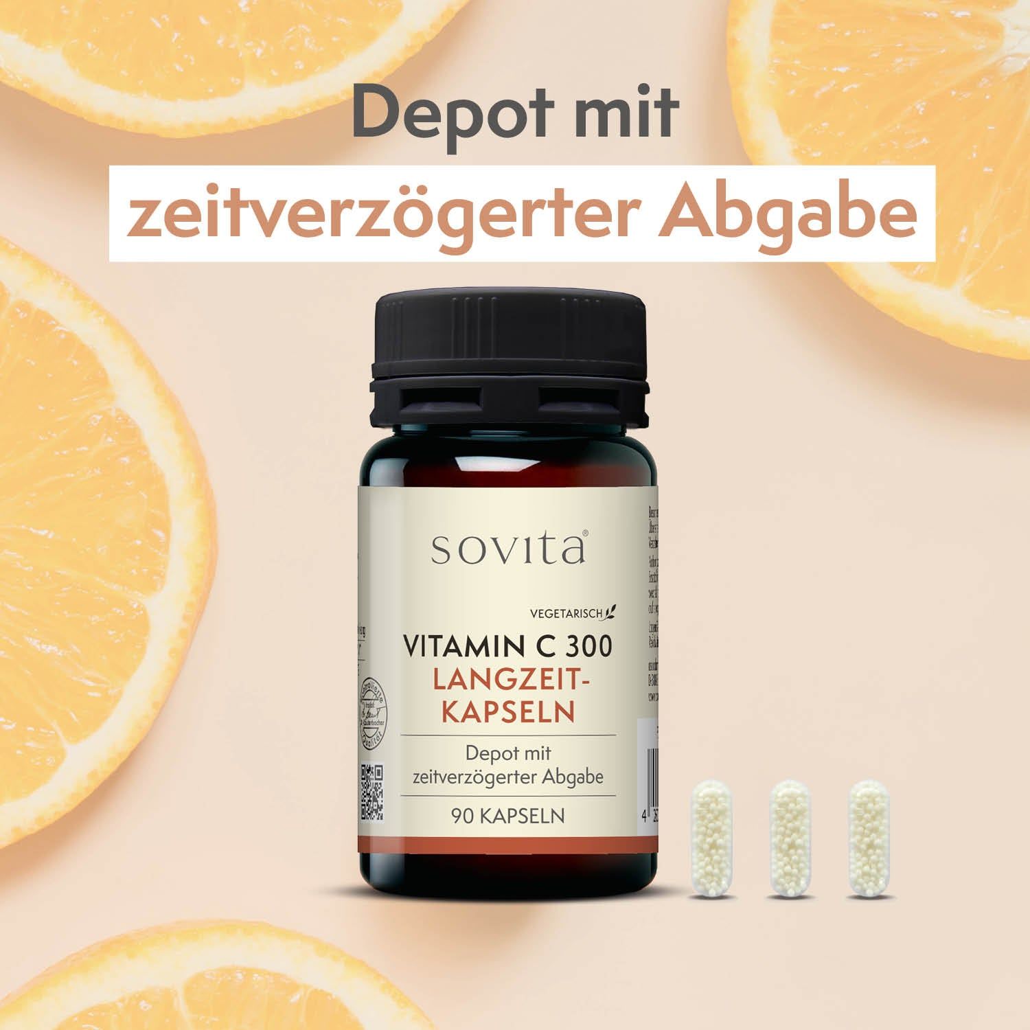 Braune Glasflasche mit schwarzen Deckel, SoVita Vitamin C 300 Kapseln. Depot mit zeitverzögerter Abgabe. 3 Kapseln daneben. Orangen im Hintergrund.