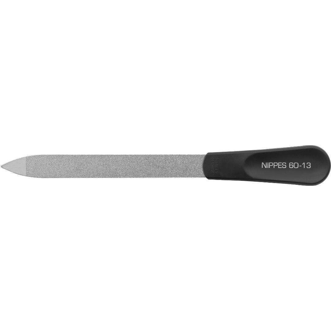 Lime à ongles avec surface abrasive argentée et manche noir. Le manche porte l'inscription "NIPPES 60-13".