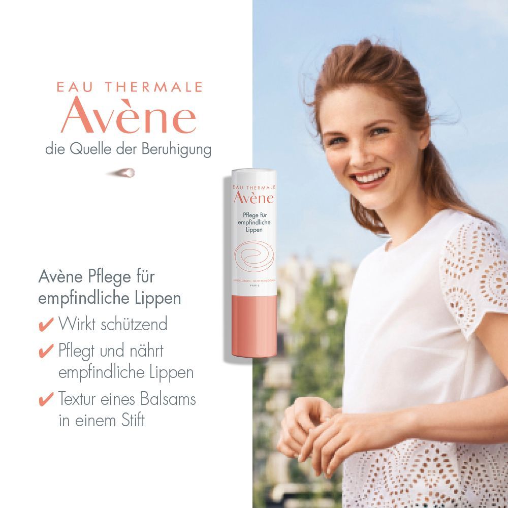 Avène Lippenpflegestift neben Frau. Weiß-rosa Hülle, Text mit Produktinformationen. Aufschrift: Pflege für empfindliche Lippen.