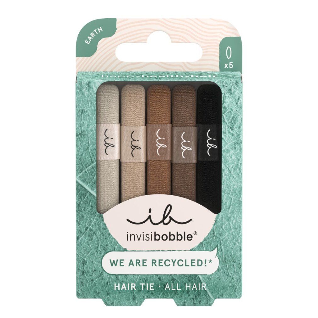Packung mit fünf Haargummis in verschiedenen Brauntönen. Marke: Invisibobble. Aufschrift: "WE ARE RECYCLED!"