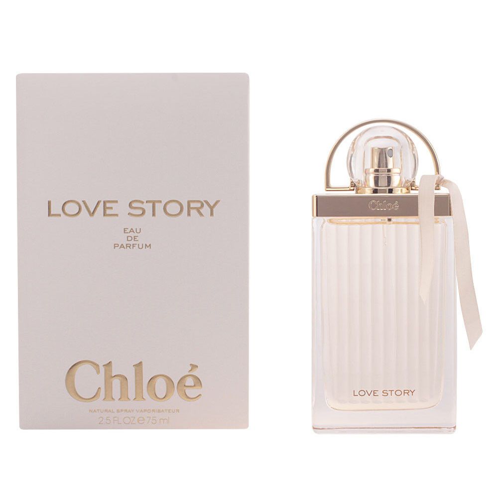 Flacon et boîte de parfum. "Love Story" et "Chloé" sont inscrits sur la boîte. Le flacon est de couleur claire.
