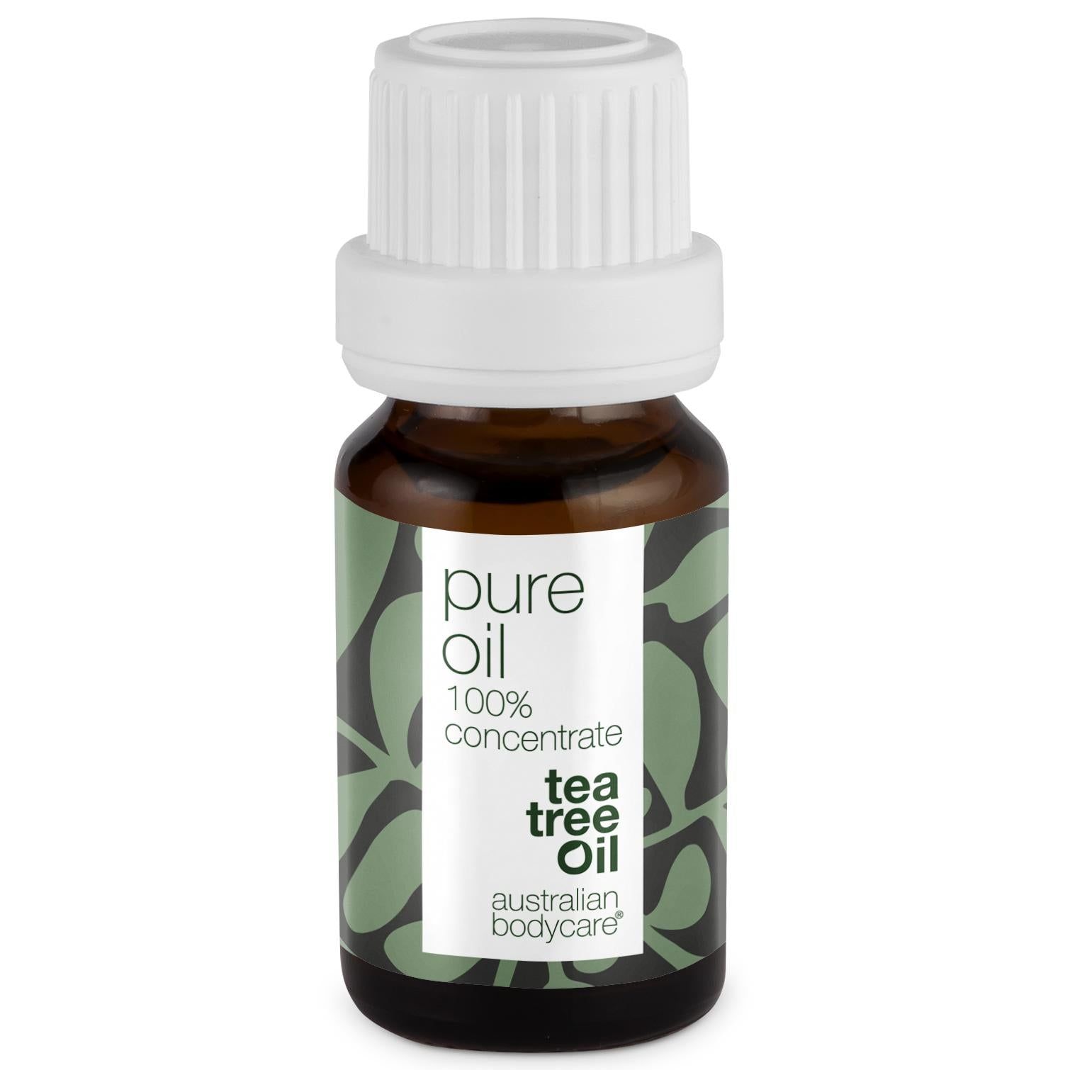 Flacon en verre brun avec bouchon blanc. Étiquette avec texte : Pure Oil, 100% concentrate, Tea Tree Oil, Australian Bodycare.