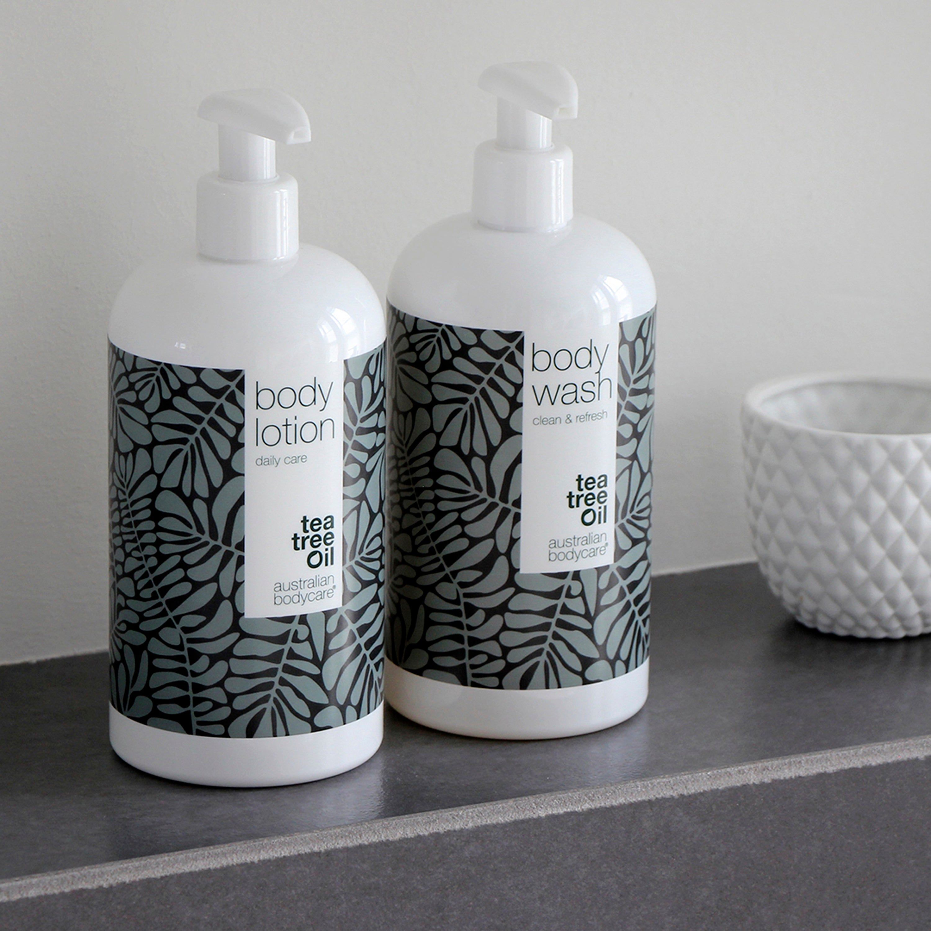 Deux flacons blancs avec pompe. Inscription : body lotion, body wash. Logo : Australian Bodycare. Motif de feuilles grises.