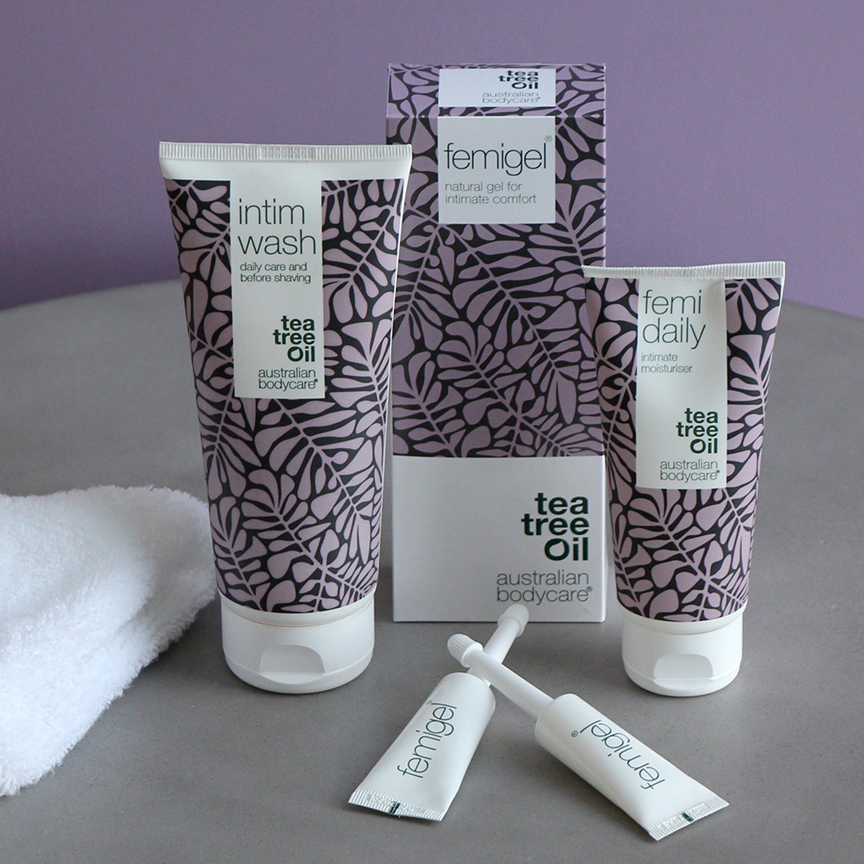 Trois produits : gel lavant intime, hydratant et une boîte. Texte : Femi Daily, Tea Tree Oil, Australian Bodycare.