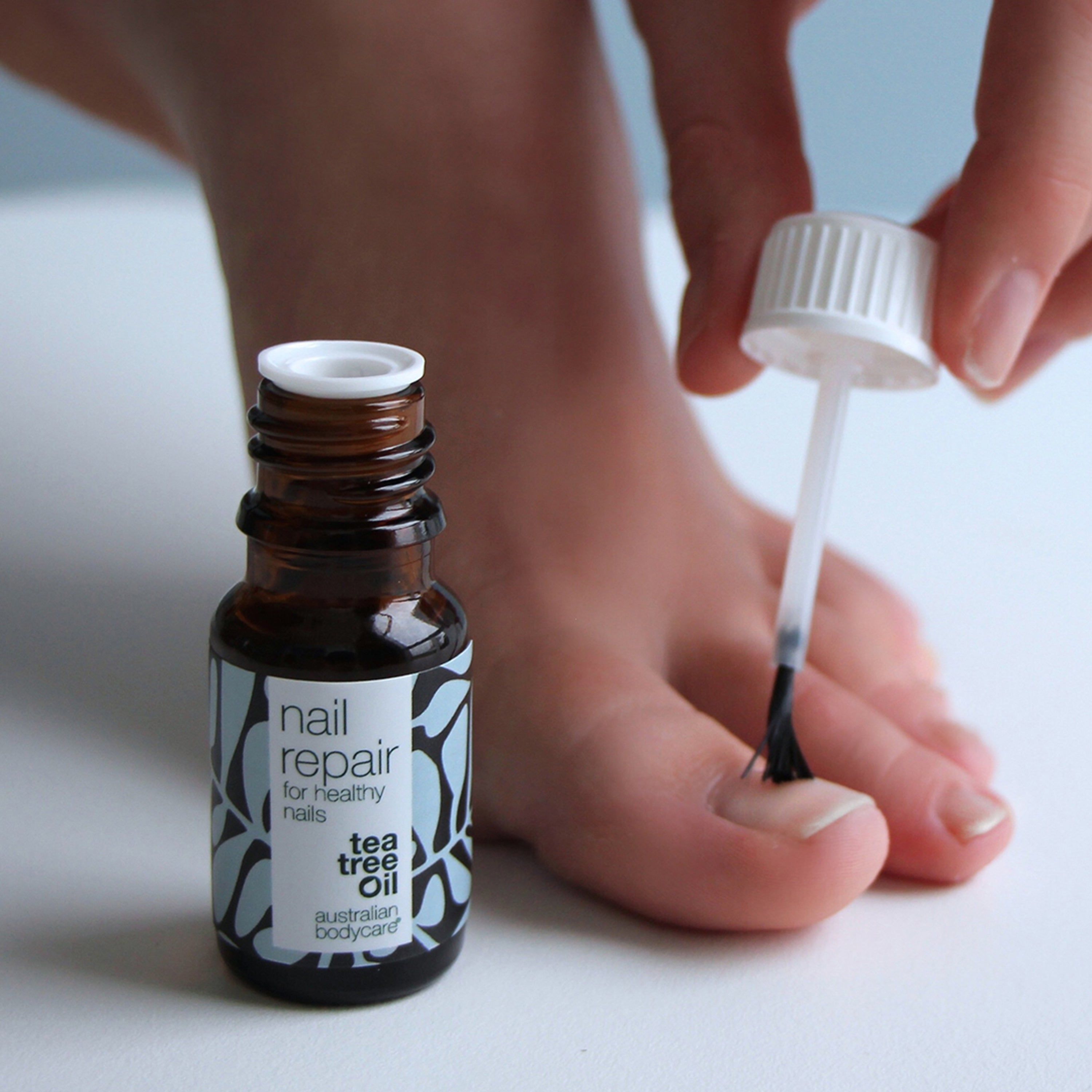 Flacon brun, bouchon blanc. Inscription: nail repair for healthy nails. Application sur l'ongle.