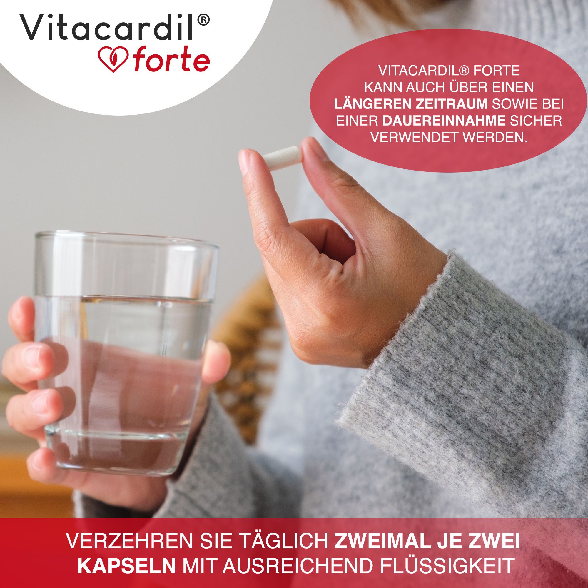 Une main tient une gélule et un verre d'eau. Le texte indique de prendre deux gélules avec du liquide. Le produit est Vitacardil® forte.