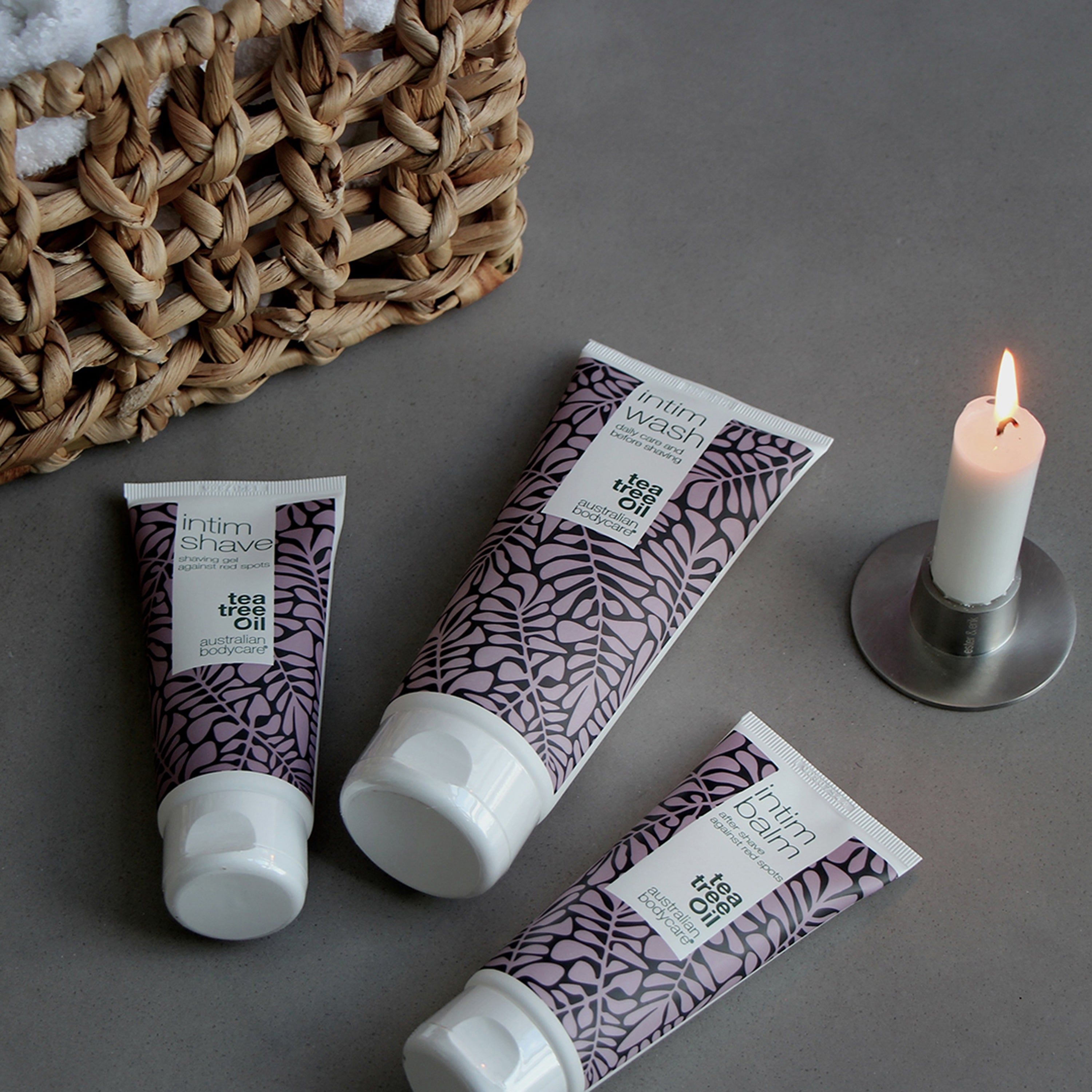 Drei Tuben und eine Kerze. Marke: Australian Bodycare. Text: intim balm, tea tree oil.