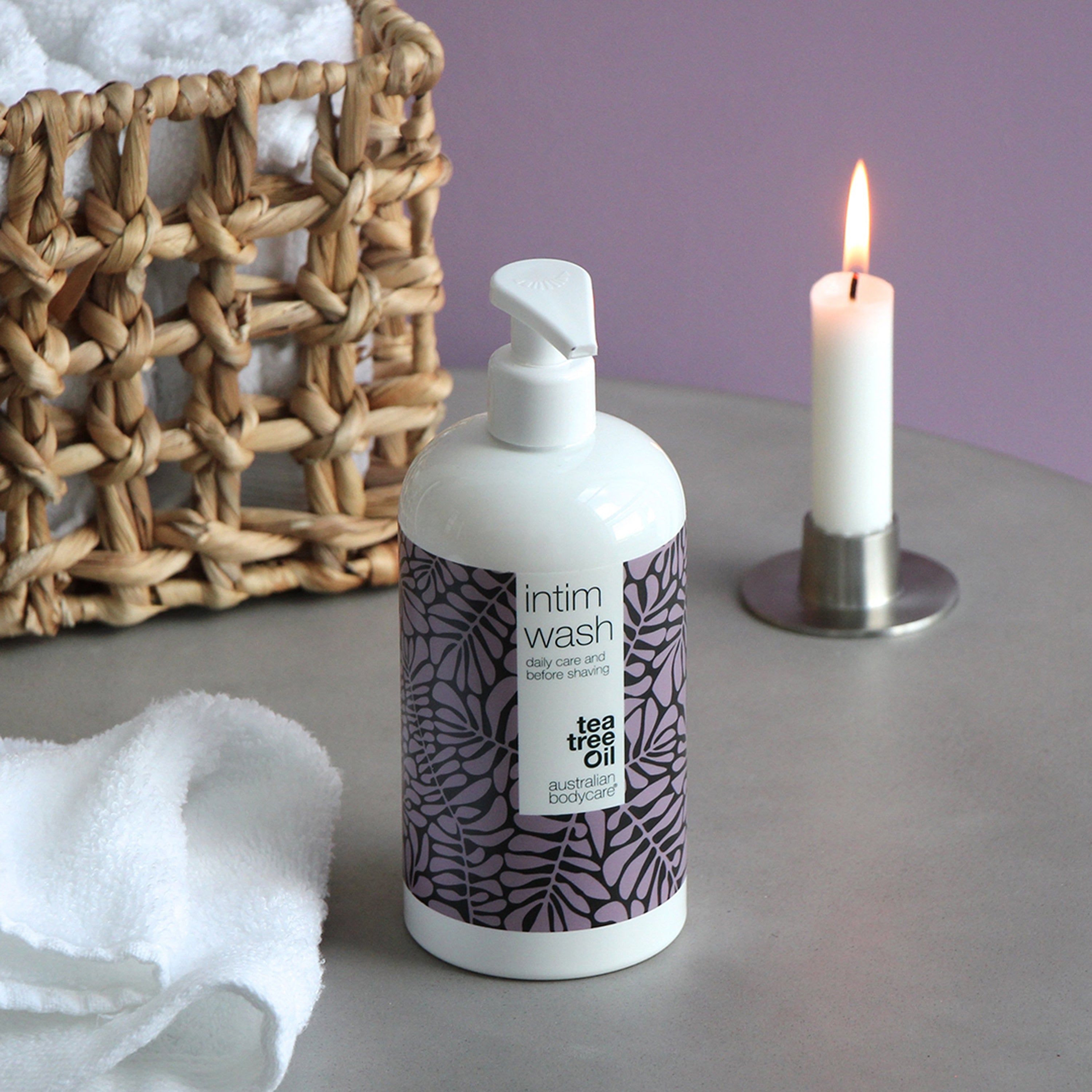 Flacon blanc avec motif de feuilles violettes. Inscription : Intim Wash, daily care & before shaving. Marque : Australian Bodycare.