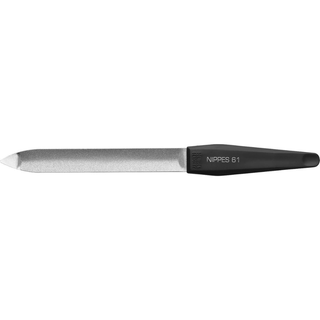 Lime à ongles avec manche noir. Le manche porte la mention "Nippes 61". La lime mesure 16 cm.