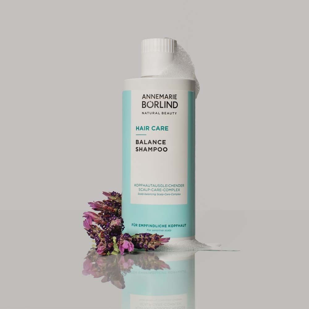 ANNEMARIE BÖRLIND Hair Care Balance Shampoo Flasche mit Schaum und Lavendelzweigen.