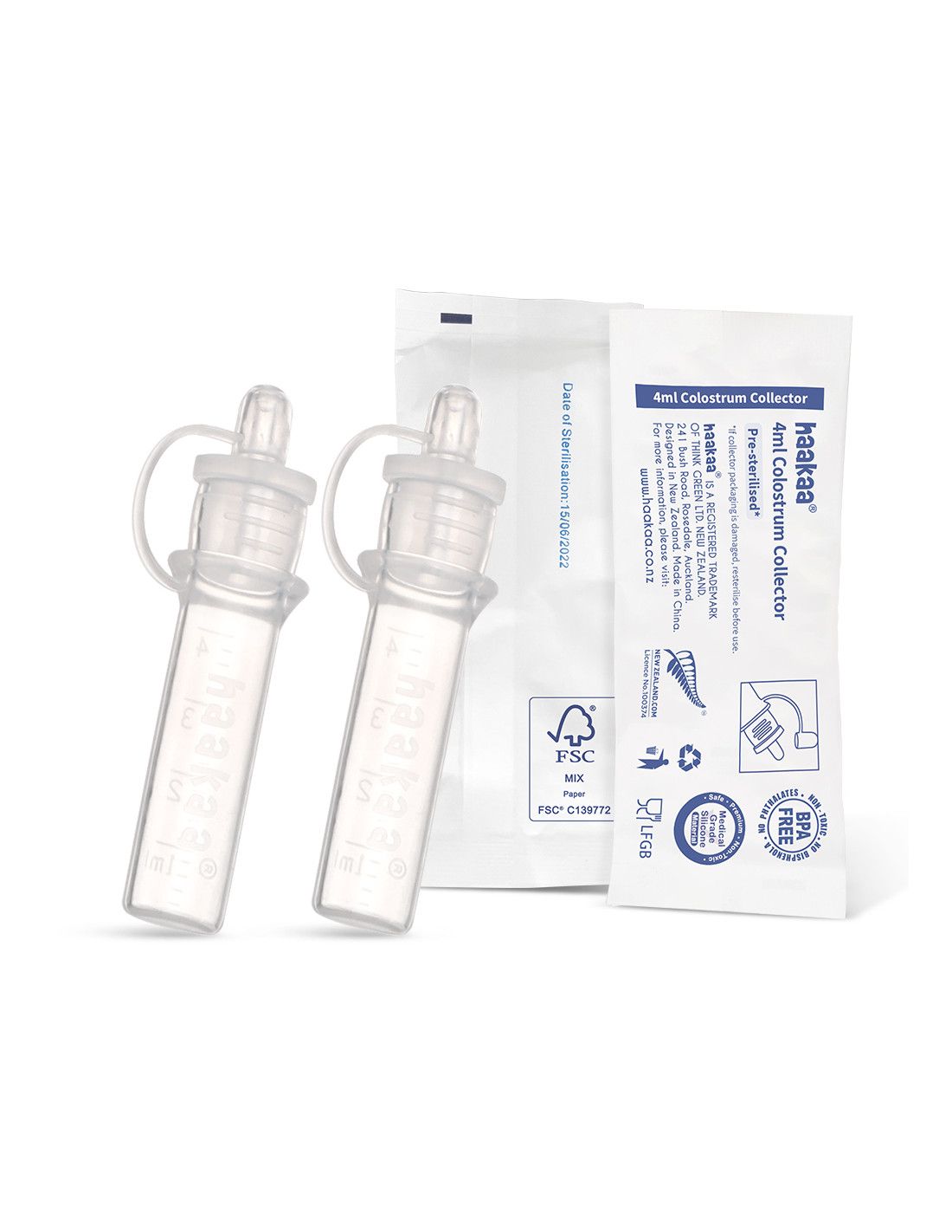 Deux collecteurs de colostrum transparents avec bouchons et graduations, à côté d'un emballage avec informations.