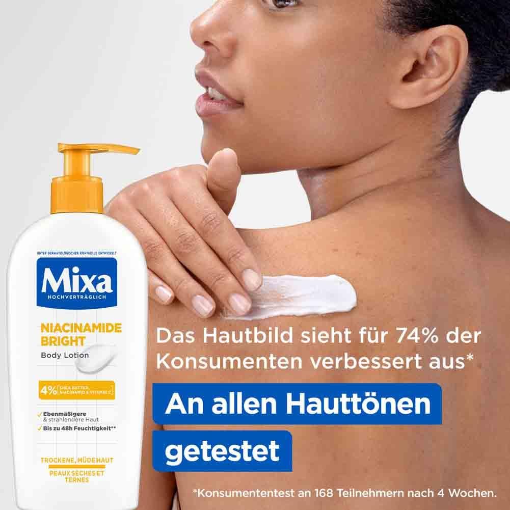 Person trägt Lotion auf den Rücken auf. Flasche Mixa Niacinamide Bright Body Lotion. Text: An allen Hauttönen getestet.