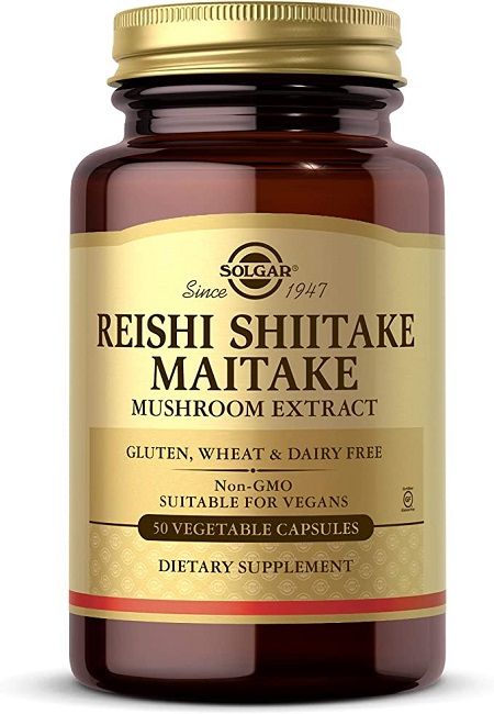 Braune Glasflasche mit goldfarbenem Etikett. Aufschrift: Reishi Shiitake Maitake Pilz Extrakt. 50 Kapseln. Marke: Solgar.
