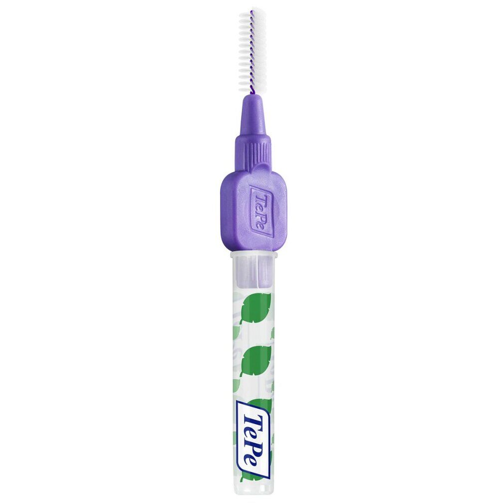 Brossette interdentaire violette TePe avec tête de brosse blanche. Avec capuchon de protection transparent avec des feuilles vertes.