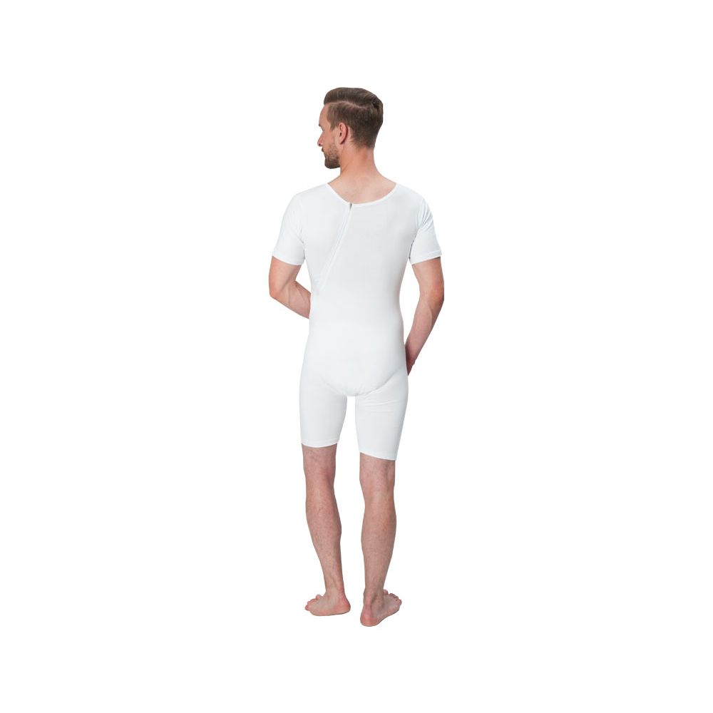Weißer Pflegebody mit kurzen Ärmeln und Beinen. Reißverschluss am Rücken. Mann steht mit dem Rücken zur Kamera.