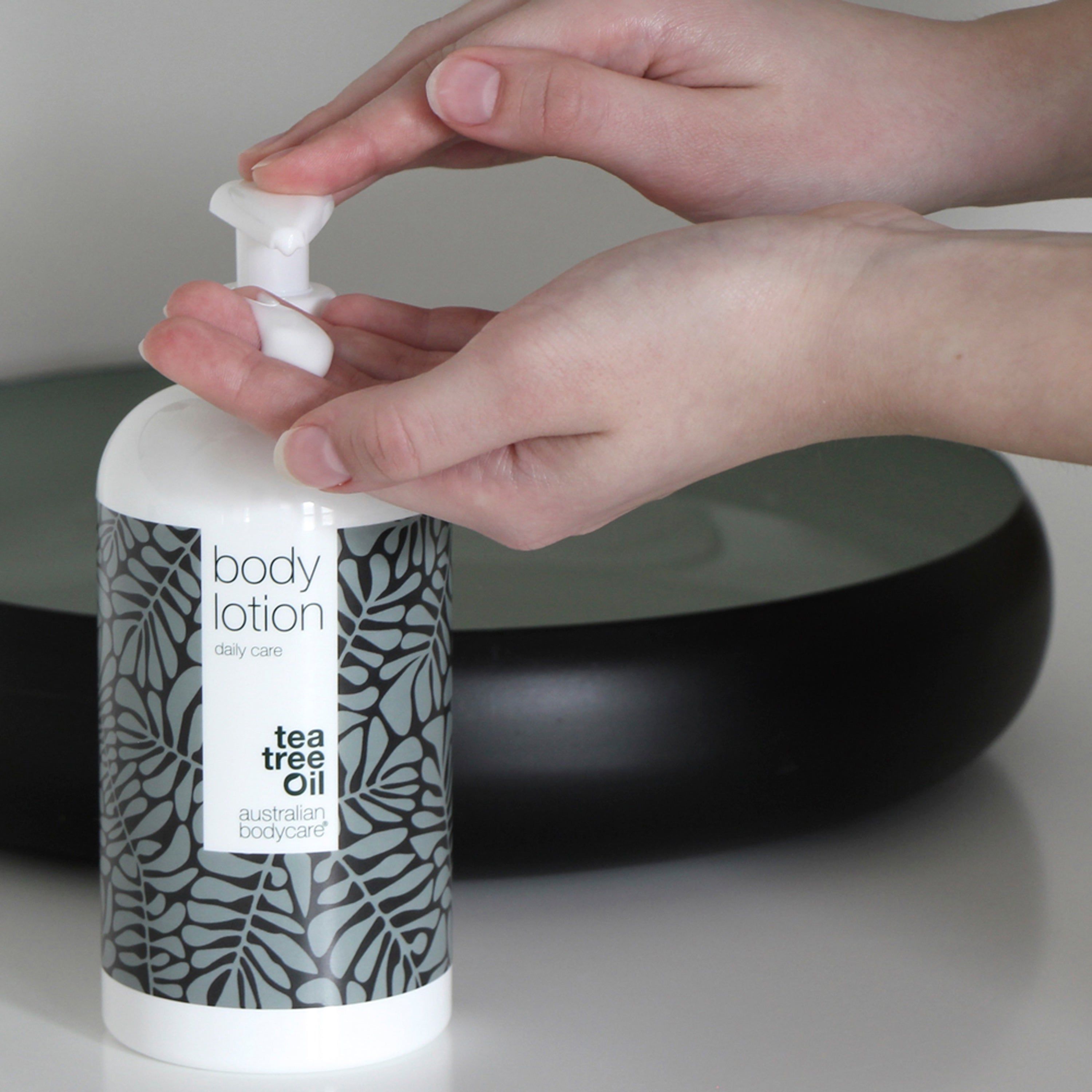 Flacon blanc avec pompe. Inscription : body lotion, daily care. Logo : Australian Bodycare. Mains appuyant sur la pompe.