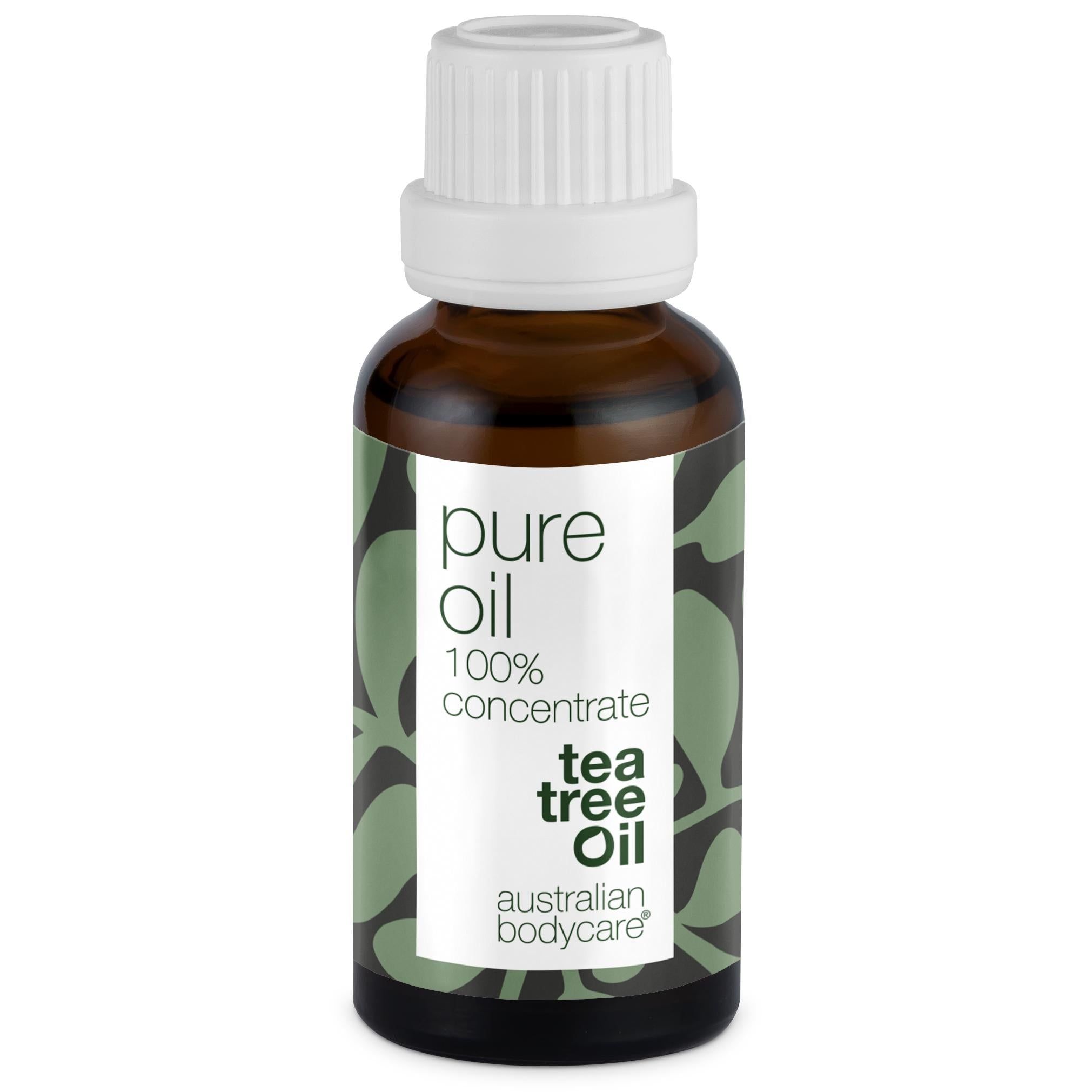 Flacon en verre brun avec bouchon blanc. Étiquette avec texte : pure oil, 100% concentrate, tea tree oil, australian bodycare.