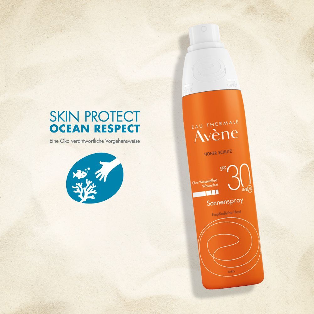 Flacon spray orange avec bouchon blanc. Inscription: Eau Thermale Avène, Sonnenspray SPF 30. Logo: Skin Protect Ocean Respect.
