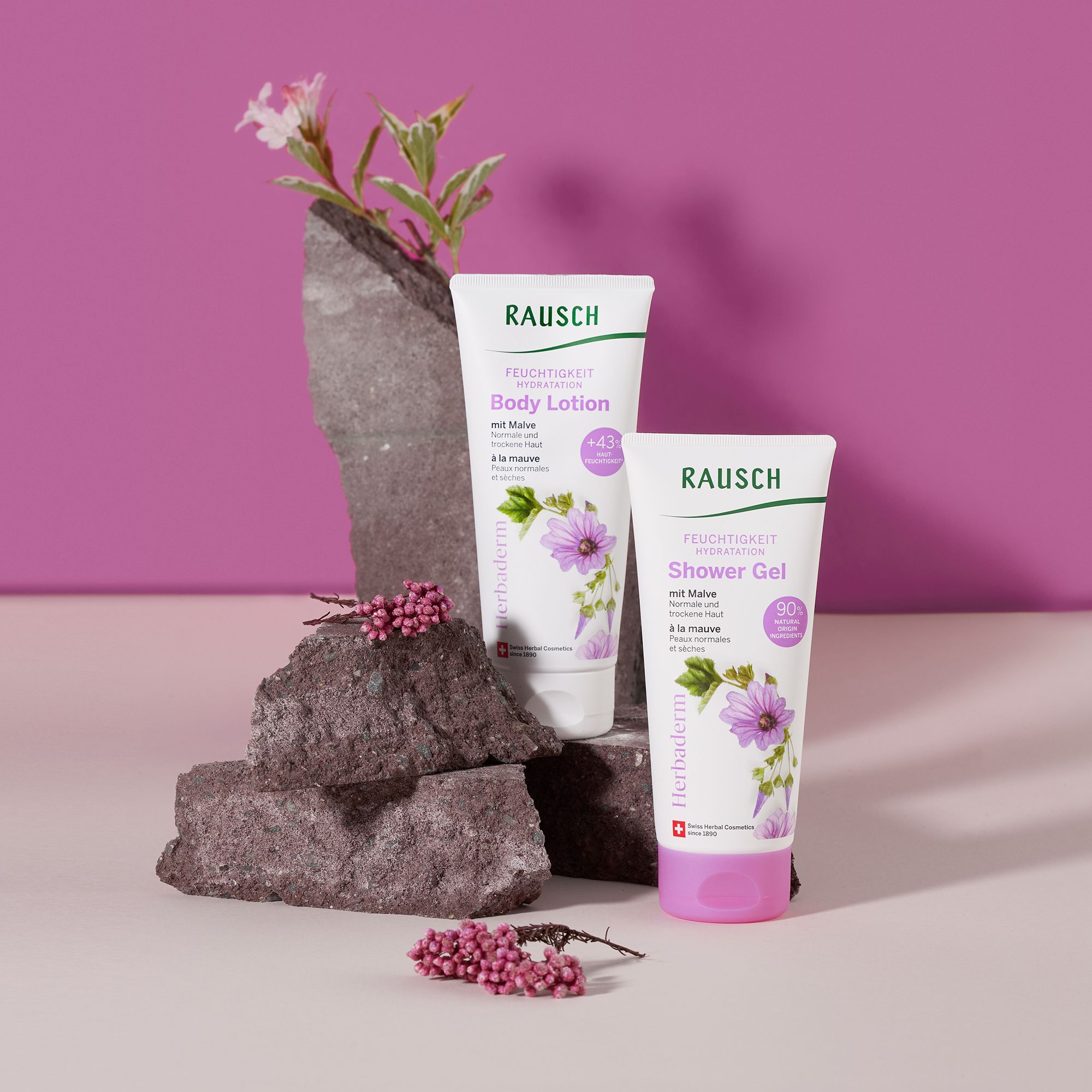 Deux tubes sur des pierres, décorés de fleurs de mauve. Produits avec texte et logo. Fond violet.