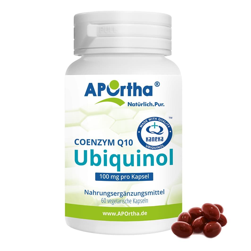 Weiße Flasche mit APOrtha® Kaneka Ubiquinol™ Kapseln. Braune Kapseln daneben. Aufschrift: Coenzym Q10 Ubiquinol, 100 mg pro Kapsel.